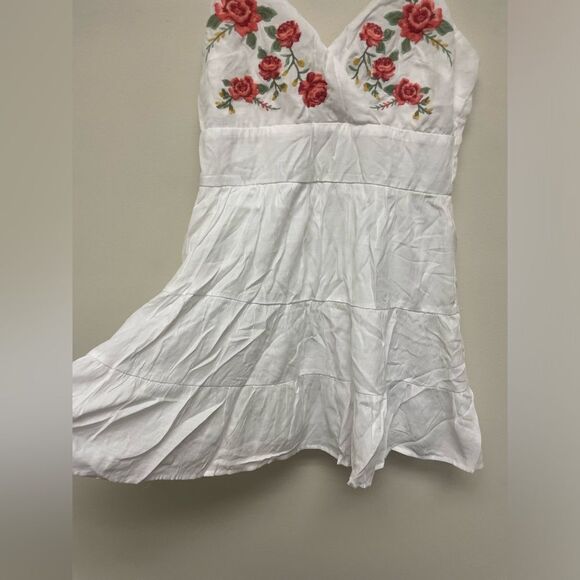 Trixxi White Bodice Embroidered Floral V Neck Cupcake Dress SZ L - Picture 4 of 8